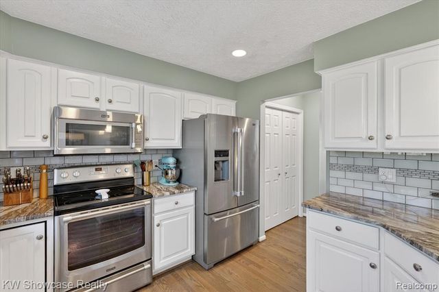 6626 Ridgeview Drive, Clarkston, MI 48346