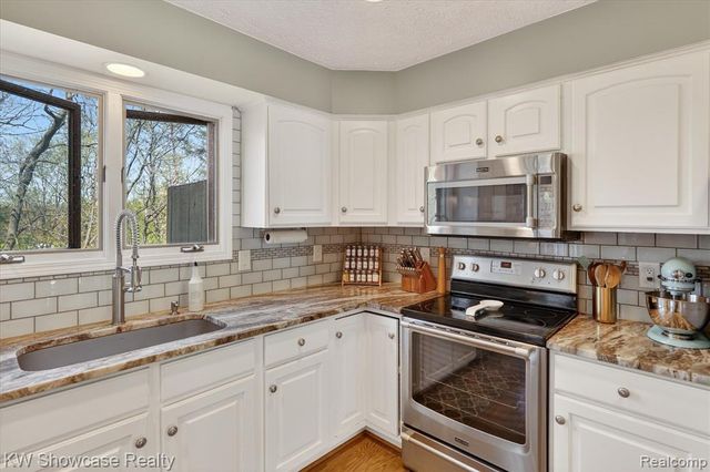 6626 Ridgeview Drive, Clarkston, MI 48346