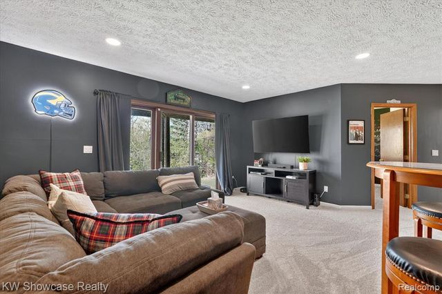 6626 Ridgeview Drive, Clarkston, MI 48346