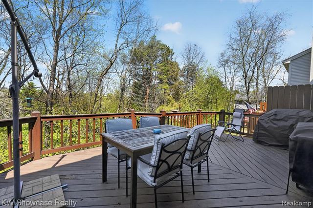 6626 Ridgeview Drive, Clarkston, MI 48346