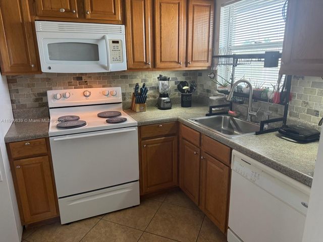 8220 Sunrise Lakes Blvd 309, Sunrise, FL 33322