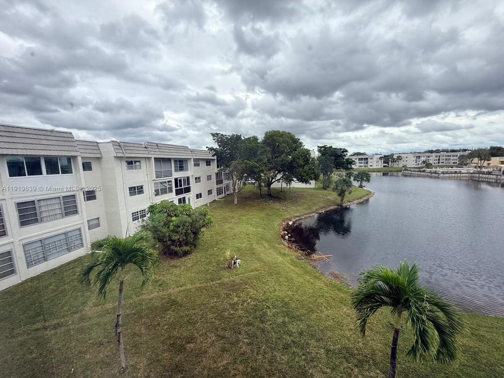 8220 Sunrise Lakes Blvd 309, Sunrise, FL 33322