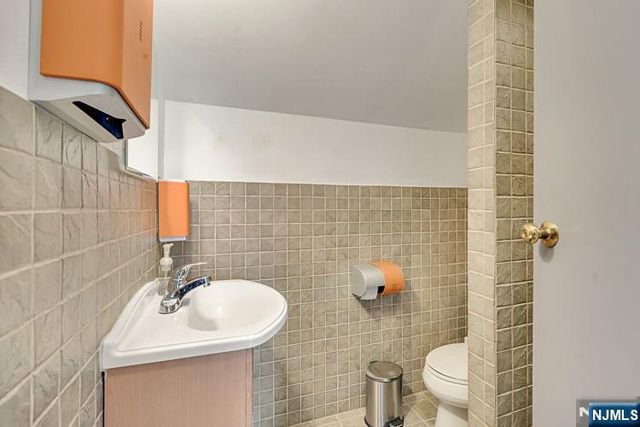 107 Stuyvesant Avenue 2nd Fl, Lyndhurst, NJ 07071