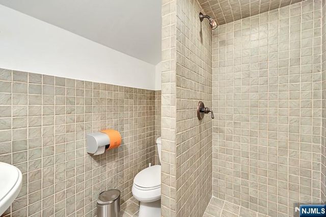 107 Stuyvesant Avenue 2nd Fl, Lyndhurst, NJ 07071