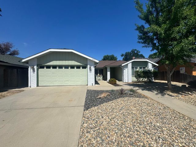 2020 E Four Creeks Avenue, Visalia, CA 93292