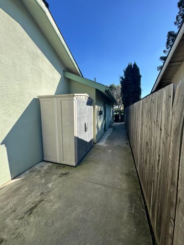 2020 E Four Creeks Avenue, Visalia, CA 93292