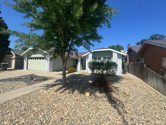 2020 E Four Creeks Avenue, Visalia, CA 93292