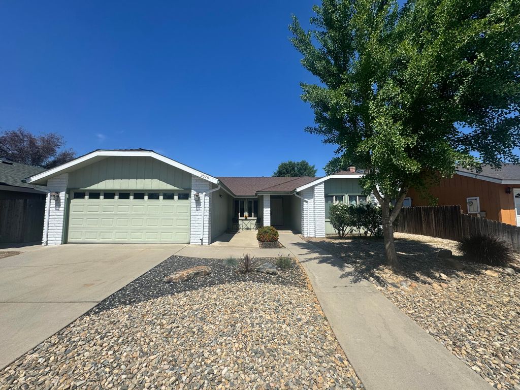 2020 E Four Creeks Avenue, Visalia, CA 93292