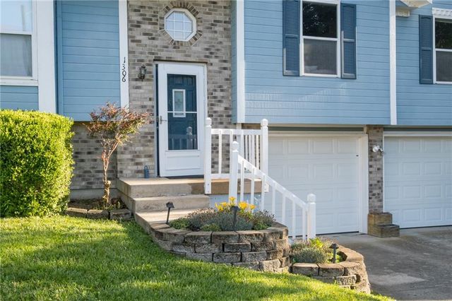 1306 HUNTINGTON Circle, Greenwood, MO 64034