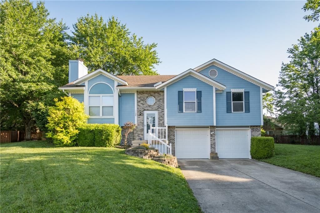 1306 HUNTINGTON Circle, Greenwood, MO 64034