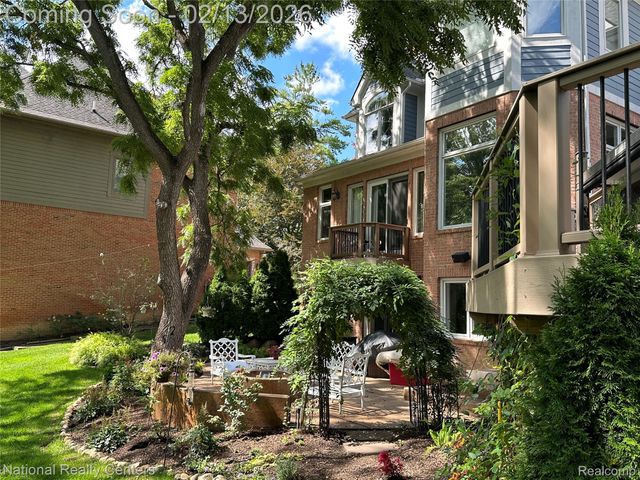 721 Elderberry Court N, Commerce Charter Township, MI 48390