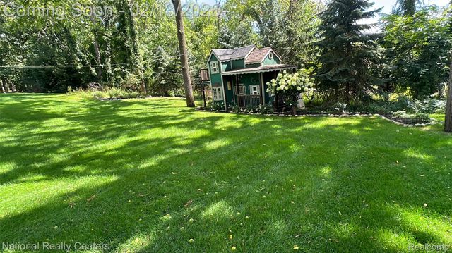 721 Elderberry Court N, Commerce Charter Township, MI 48390