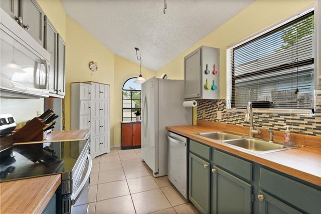 189 LAKESIDE CIRCLE, Sanford, FL 32773
