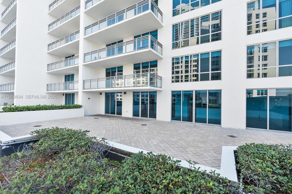 Image 8 of property listing at 3535 S Ocean Dr 406, Hollywood, FL 33019