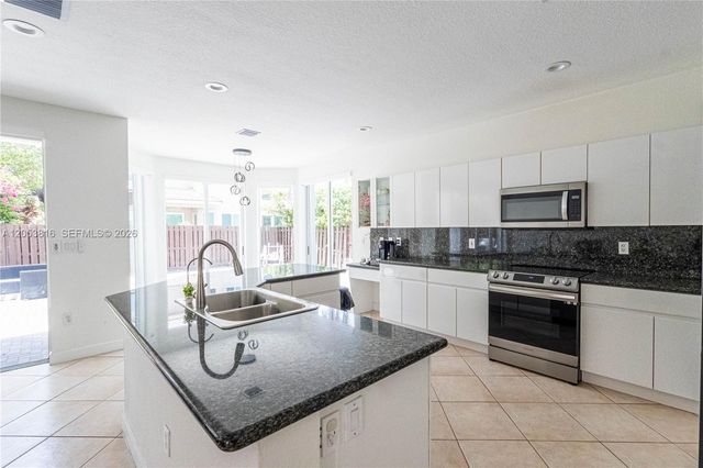 10873 NW 71st St, Doral, FL 33178