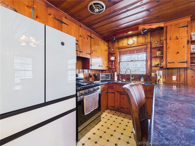 1738 Lynnwood Drive, New Albany, IN 47150