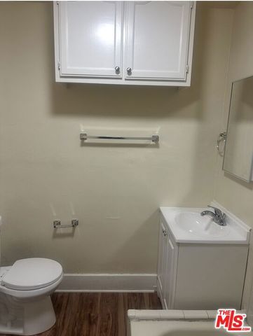 6901 Menlo Avenue, Los Angeles, CA 90044