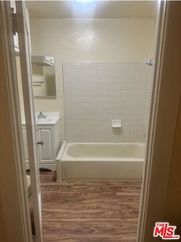 6901 Menlo Avenue, Los Angeles, CA 90044