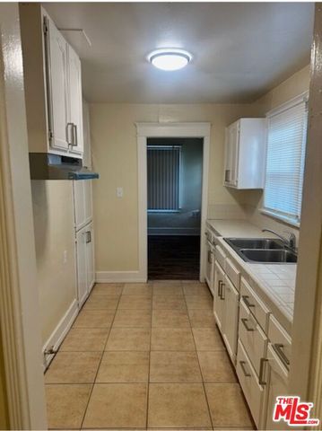 6901 Menlo Avenue, Los Angeles, CA 90044