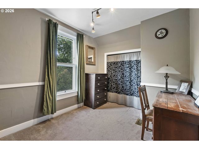9027 N CHARLESTON Ave, Portland, OR 97203