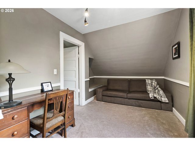 9027 N CHARLESTON Ave, Portland, OR 97203
