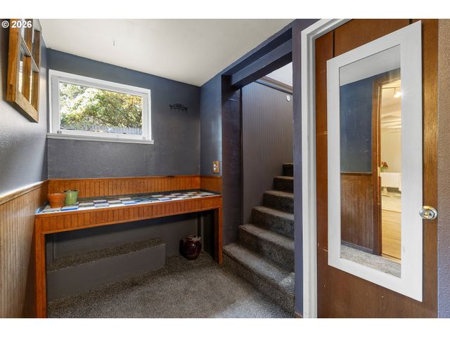 9027 N CHARLESTON Ave, Portland, OR 97203