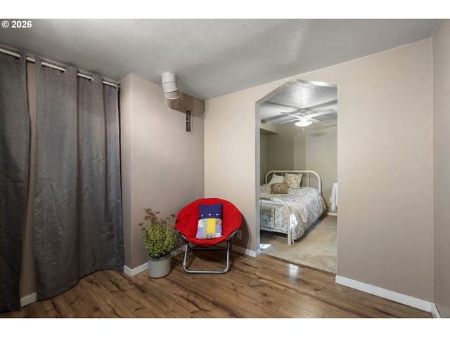 9027 N CHARLESTON Ave, Portland, OR 97203