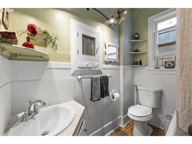 9027 N CHARLESTON Ave, Portland, OR 97203