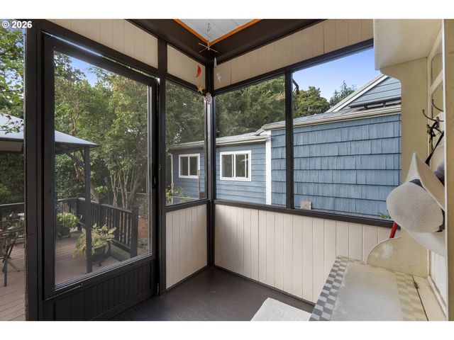 9027 N CHARLESTON Ave, Portland, OR 97203