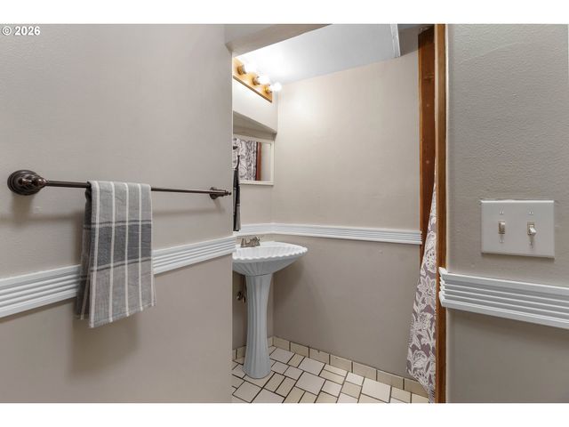 9027 N CHARLESTON Ave, Portland, OR 97203