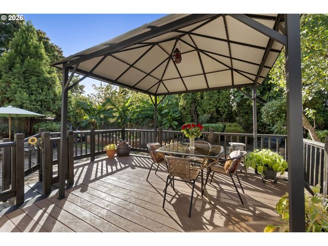 9027 N CHARLESTON Ave, Portland, OR 97203