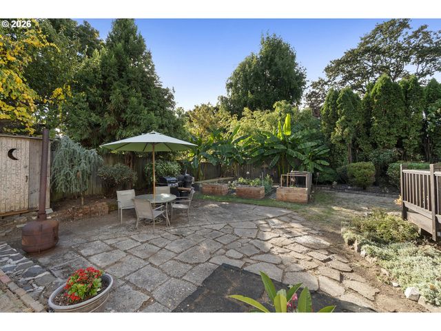 9027 N CHARLESTON Ave, Portland, OR 97203