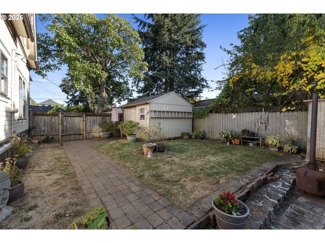 9027 N CHARLESTON Ave, Portland, OR 97203