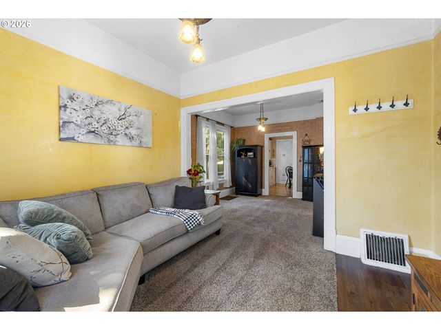 9027 N CHARLESTON Ave, Portland, OR 97203