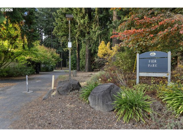 9027 N CHARLESTON Ave, Portland, OR 97203