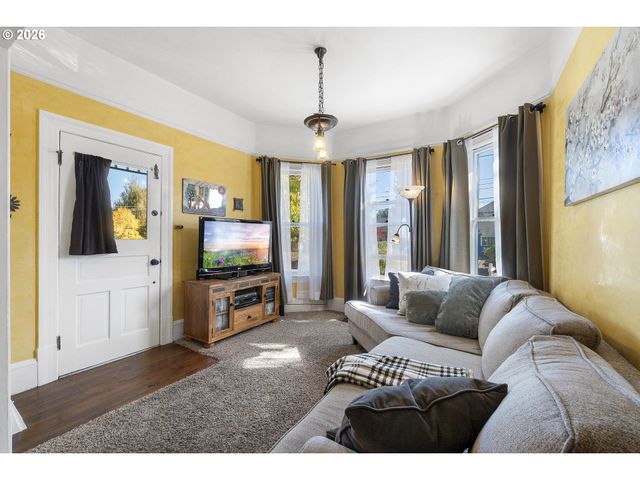 9027 N CHARLESTON Ave, Portland, OR 97203