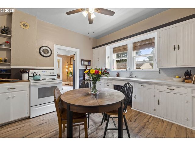 9027 N CHARLESTON Ave, Portland, OR 97203