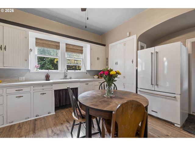 9027 N CHARLESTON Ave, Portland, OR 97203