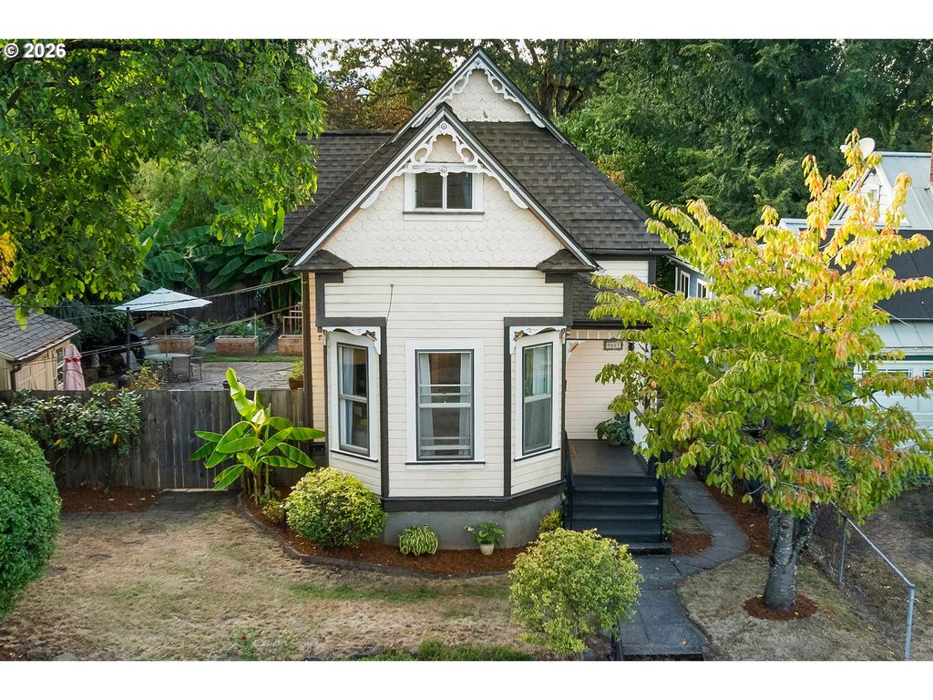9027 N CHARLESTON Ave, Portland, OR 97203