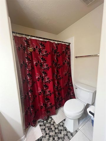 4927 Tallow Cove Drive, Baytown, TX 77521