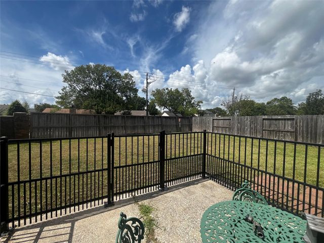 4927 Tallow Cove Drive, Baytown, TX 77521