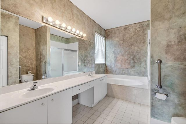 10641 Royal Caribbean Circle, Boynton Beach, FL 33437