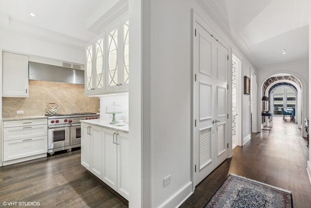 118 E Erie Street 27G, Chicago, IL 60611