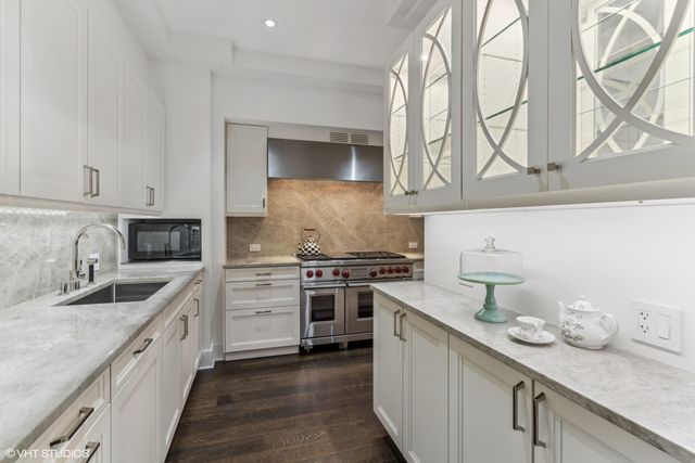 118 E Erie Street 27G, Chicago, IL 60611