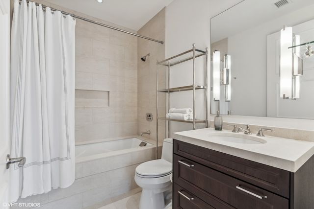 118 E Erie Street 27G, Chicago, IL 60611