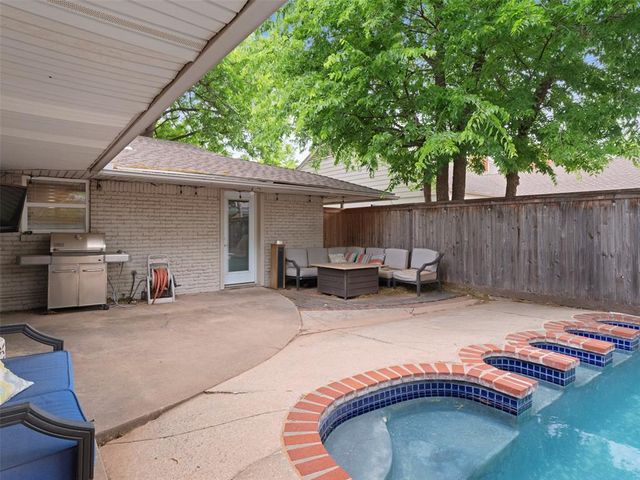 1101 Tedford Way, Nichols Hills, OK 73116