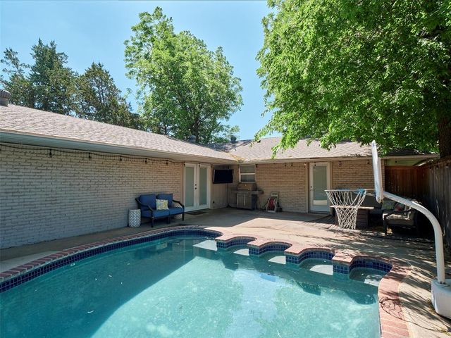1101 Tedford Way, Nichols Hills, OK 73116