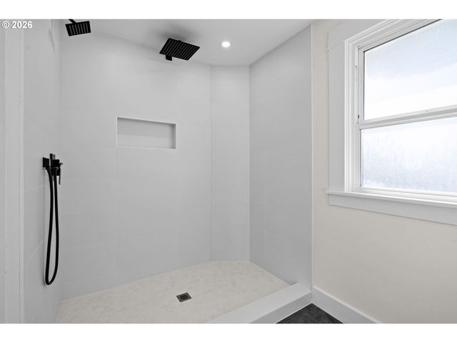 2136 N WEBSTER St, Portland, OR 97217