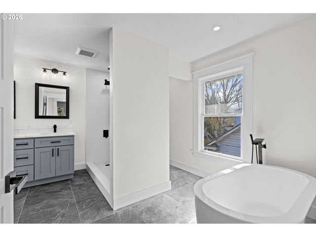 2136 N WEBSTER St, Portland, OR 97217