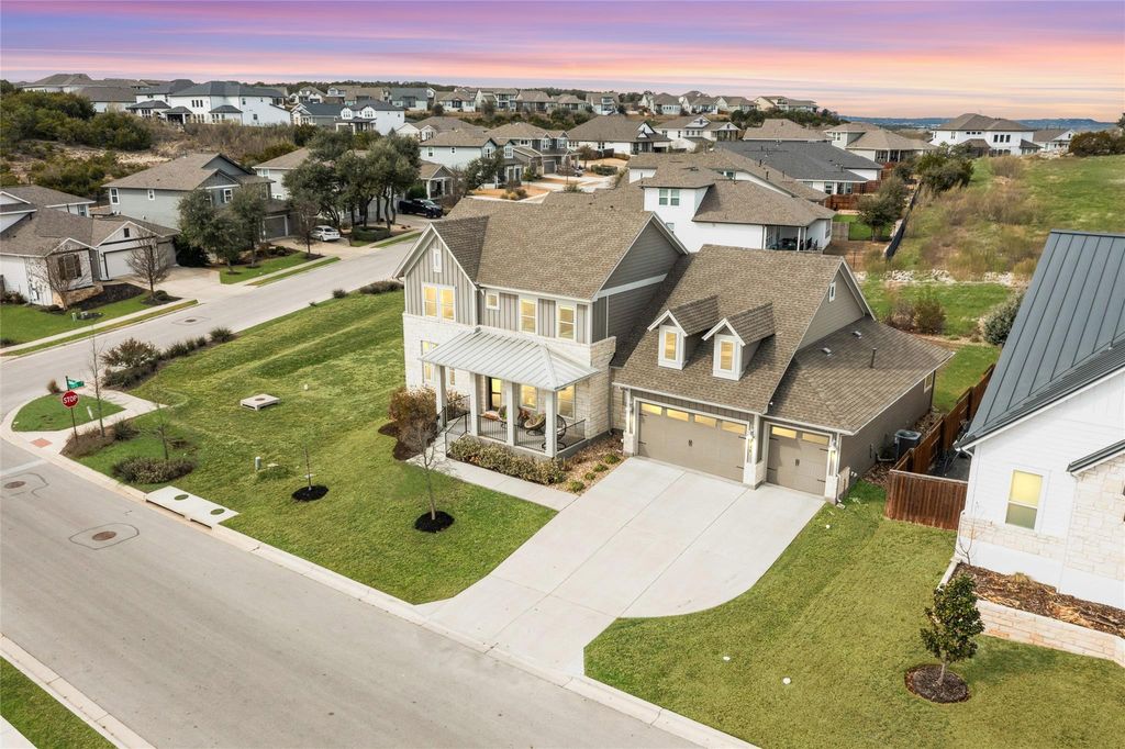 121 Starfire DR, Dripping Springs, TX 78620